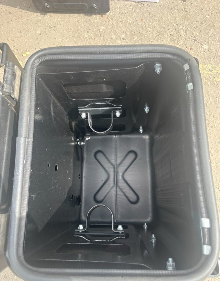 Ящик инструментальный пластик камаз В сборе - Универсальная запчасть для Грузовиков: фото 4 Ящик инструментальный пластик камаз В сборе - Универсальная запчасть для Грузовиков: фото 4