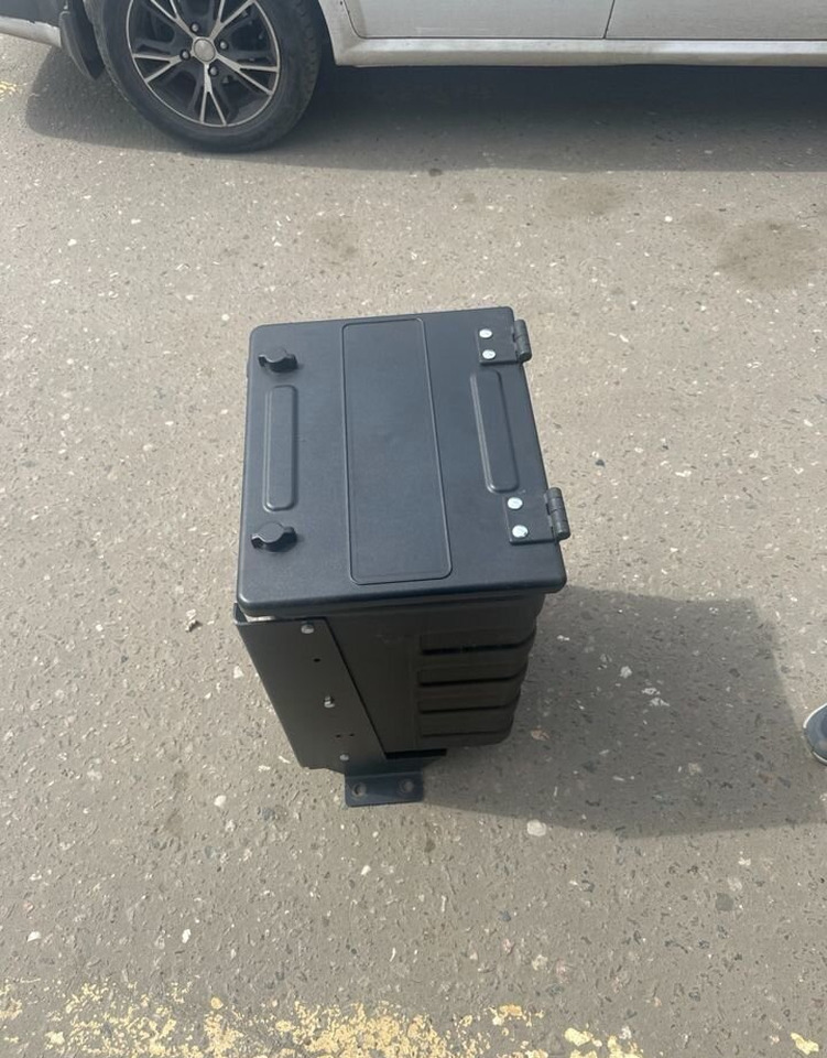 Ящик инструментальный пластик камаз В сборе - Универсальная запчасть для Грузовиков: фото 2 Ящик инструментальный пластик камаз В сборе - Универсальная запчасть для Грузовиков: фото 2