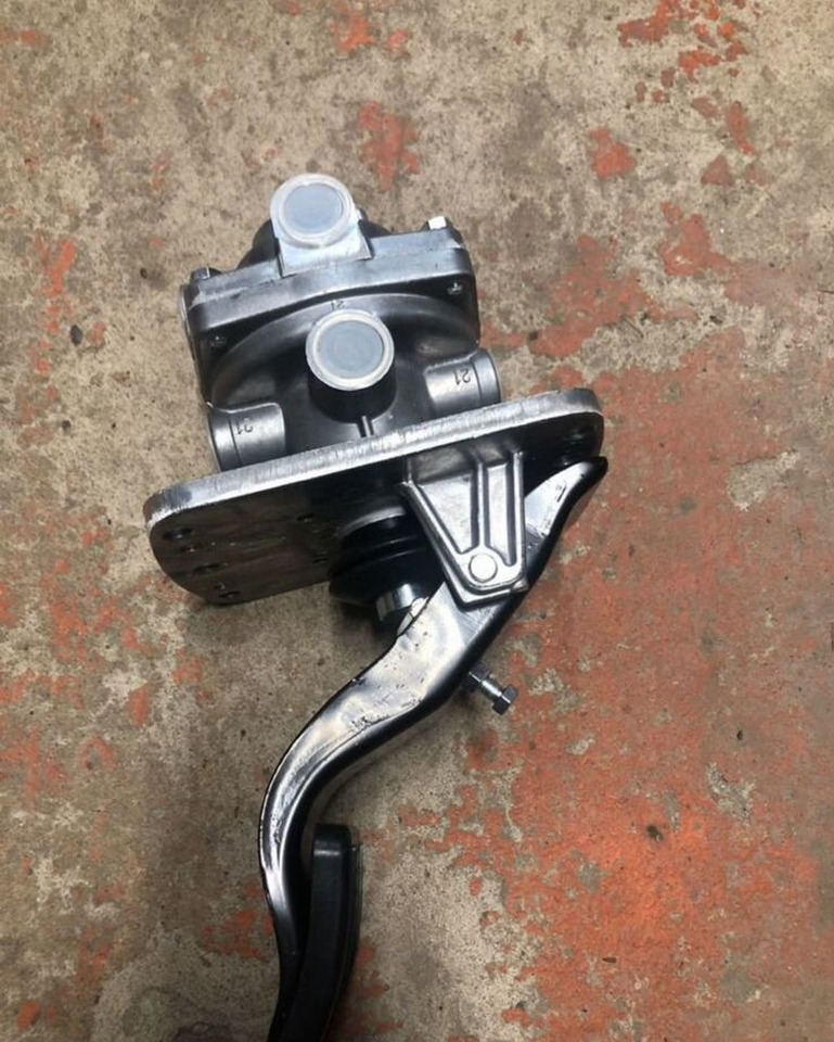 ZTD Кран тормозной подпедальный нового образца - Тормозной клапан для Грузовиков: фото 1 ZTD Кран тормозной подпедальный нового образца - Тормозной клапан для Грузовиков: фото 1