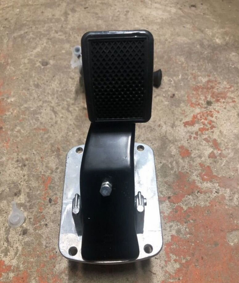 ZTD Кран тормозной подпедальный нового образца - Тормозной клапан для Грузовиков: фото 2 ZTD Кран тормозной подпедальный нового образца - Тормозной клапан для Грузовиков: фото 2