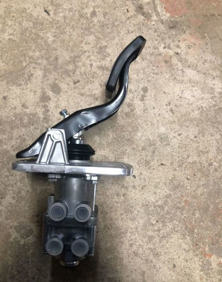 ZTD Кран тормозной подпедальный камаз 6520/65115 10 вы - Тормозной клапан для Грузовиков: фото 1