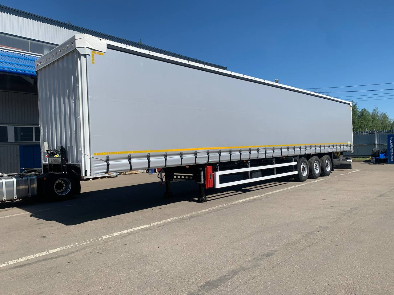 Hastrailer Hasliner - Тентованный полуприцеп: фото 1 Hastrailer Hasliner - Тентованный полуприцеп: фото 1