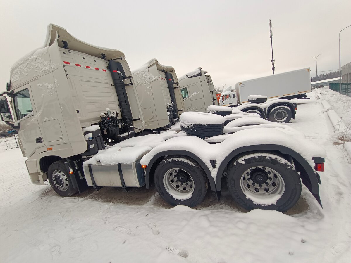 Dongfeng DFH 4250 - Тягач: фото 2 Dongfeng DFH 4250 - Тягач: фото 2