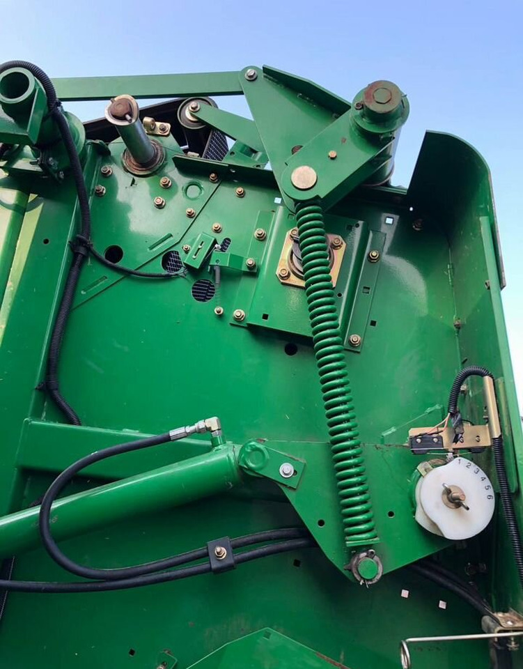 Пресс-подборщик рулонный John Deere 582: фото 10