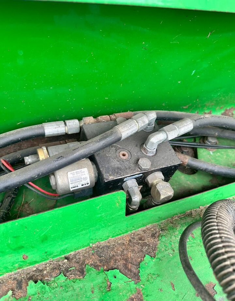Пресс-подборщик рулонный John Deere 592: фото 11