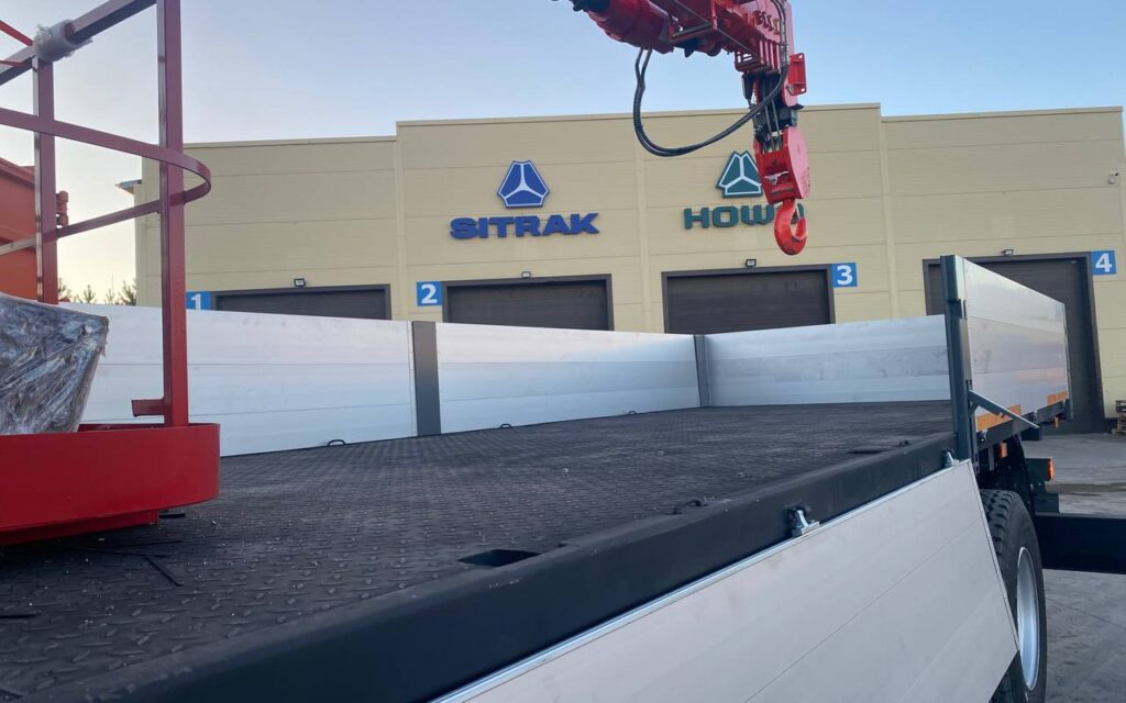 Бортовой грузовик/ Платформа, Автоманипулятор Бортовой грузовик HOWO T5G с КМУ RUSMAN KS2306, 2025: фото 8