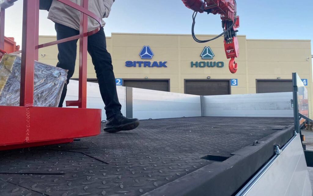 Бортовой грузовик/ Платформа, Автоманипулятор Бортовой грузовик HOWO T5G с КМУ RUSMAN KS2306, 2025: фото 10