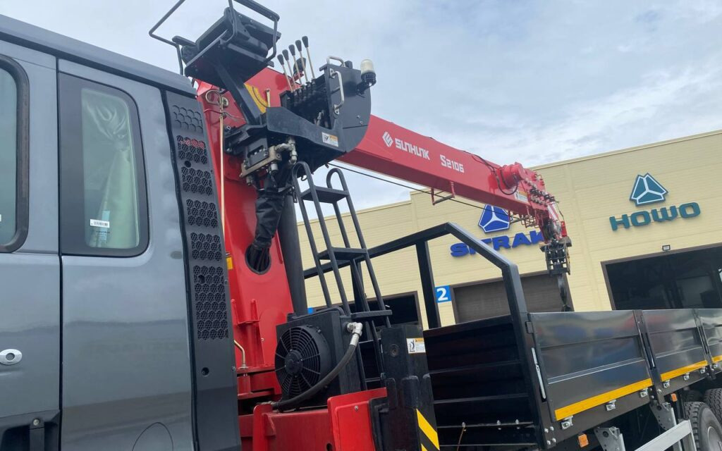 Бортовой грузовик/ Платформа, Автоманипулятор Howo T5G с КМУ Sunhunk S2106: фото 22