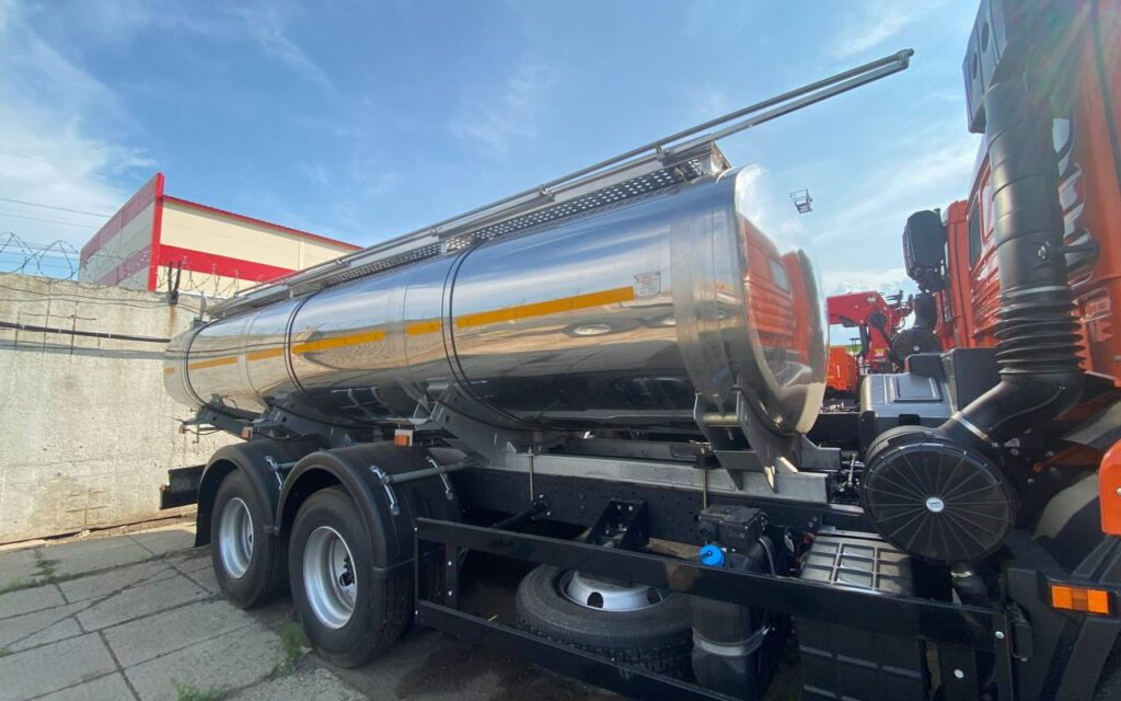 Грузовик с цистерной КАМАЗ 65115 6х4 пищевая цистерна (молоковоз) 17м3 2025: фото 9