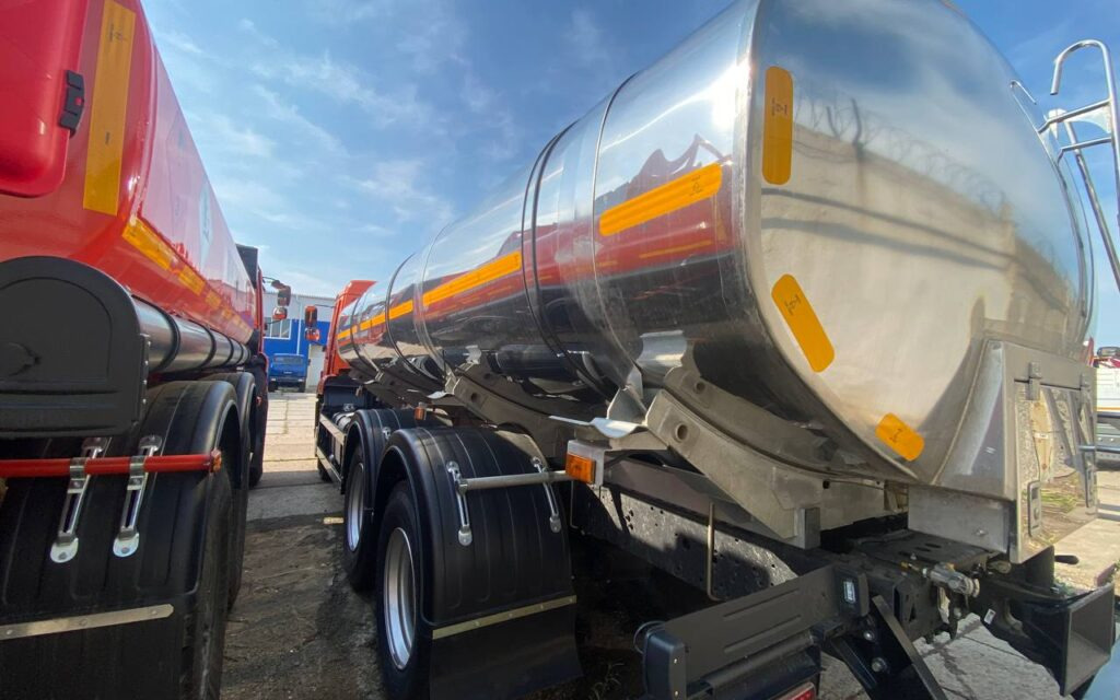 Грузовик с цистерной КАМАЗ 65115 6х4 пищевая цистерна (молоковоз) 17м3 2025: фото 8