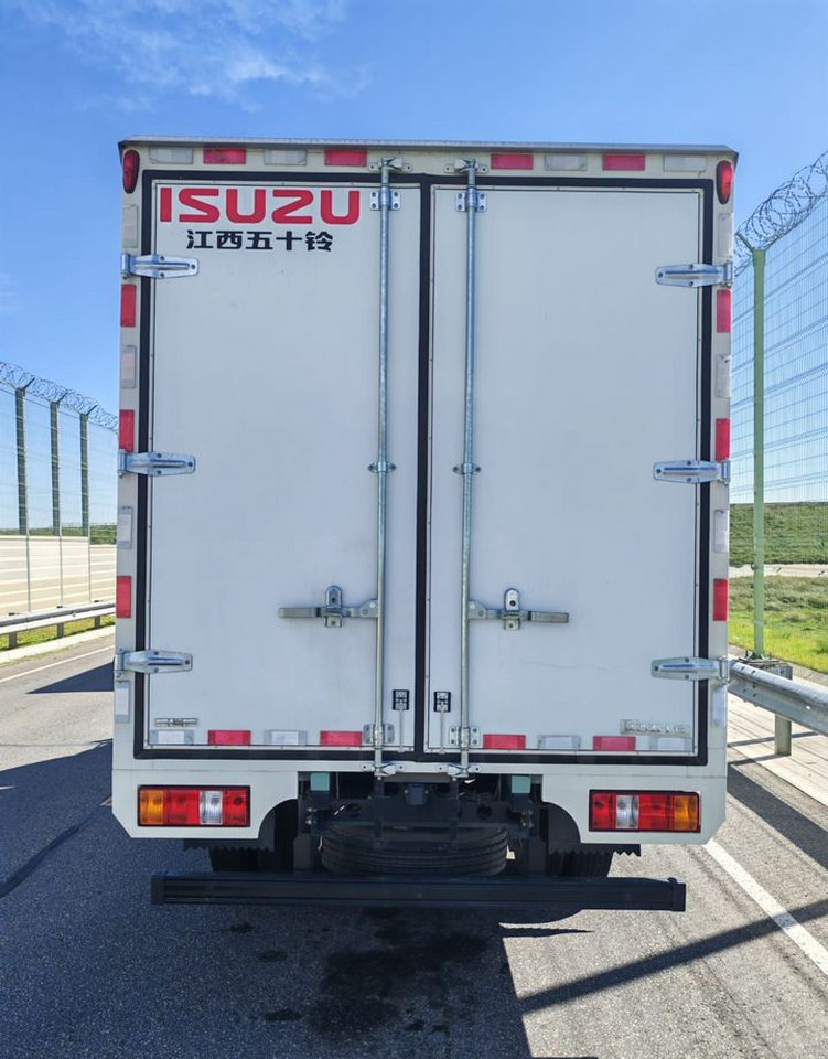 Isuzu Elf - Изотермический грузовик: фото 5 Isuzu Elf - Изотермический грузовик: фото 5