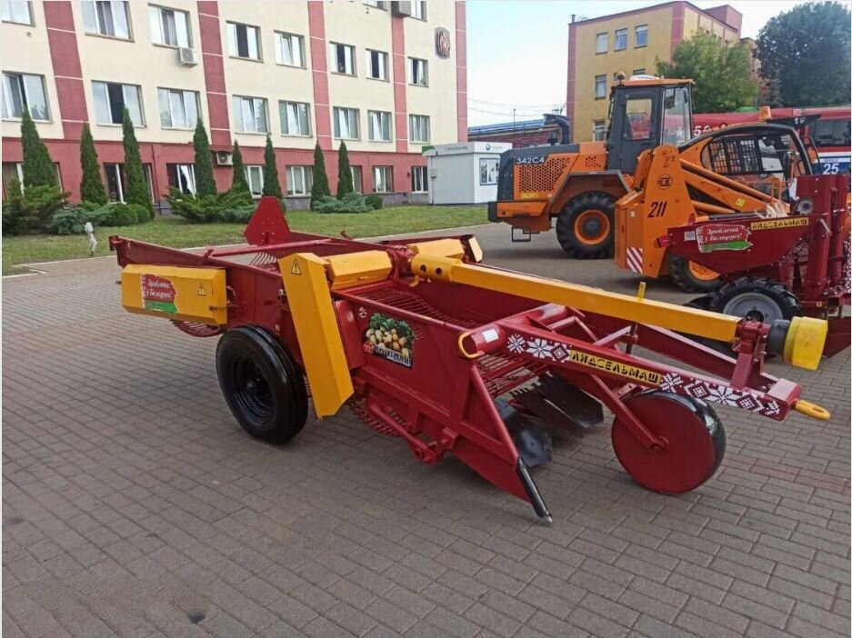 Лидсельмаш КСТ-1,4А - Картофелеуборочный комбайн: фото 1 Лидсельмаш КСТ-1,4А - Картофелеуборочный комбайн: фото 1