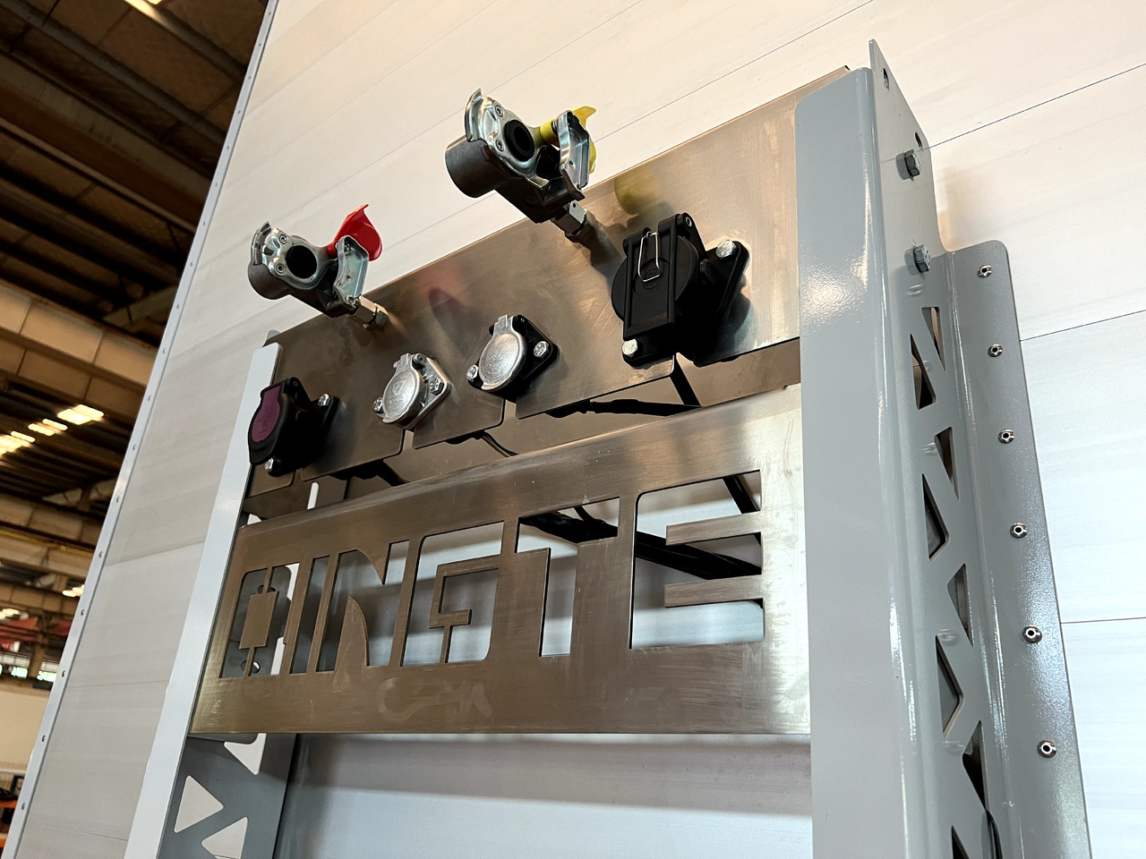 Новый Тентованный полуприцеп SAS Trailers QDT9340TCL: фото 8 Новый Тентованный полуприцеп SAS Trailers QDT9340TCL: фото 8