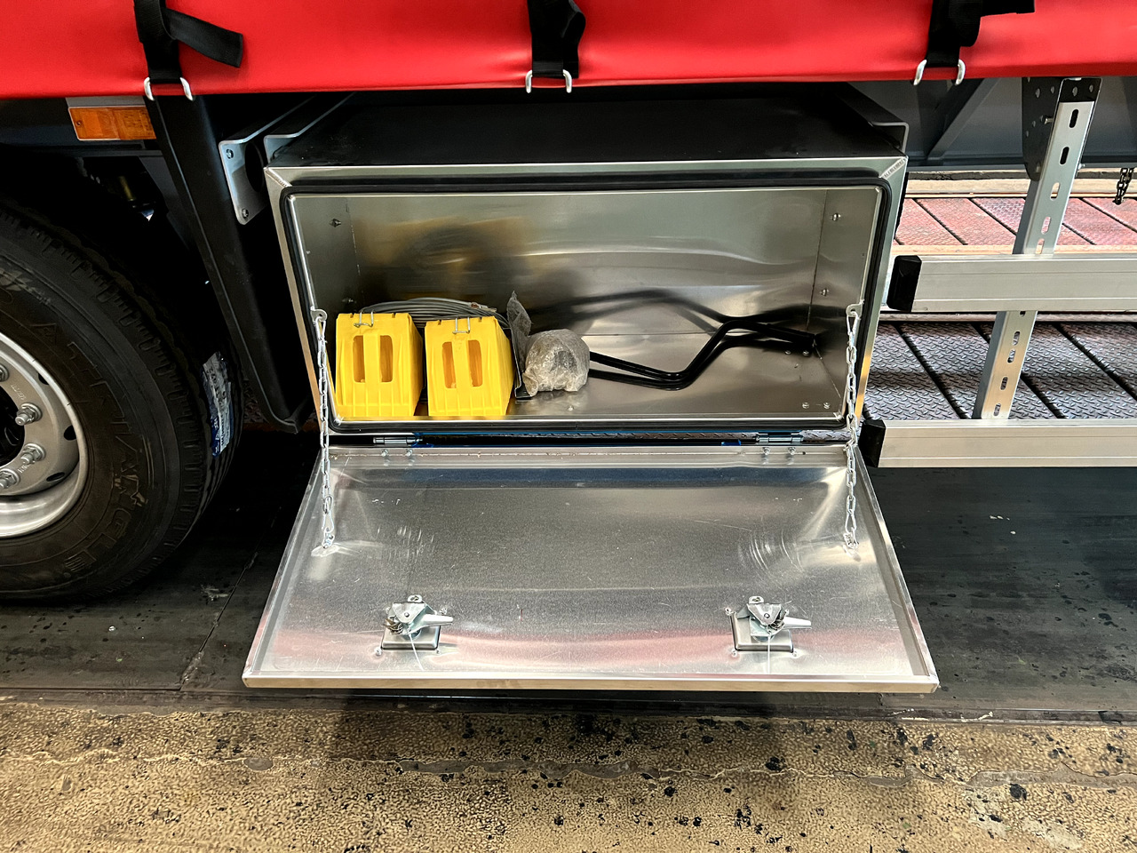 Новый Тентованный полуприцеп SAS Trailers QDT9340TCL: фото 6 Новый Тентованный полуприцеп SAS Trailers QDT9340TCL: фото 6