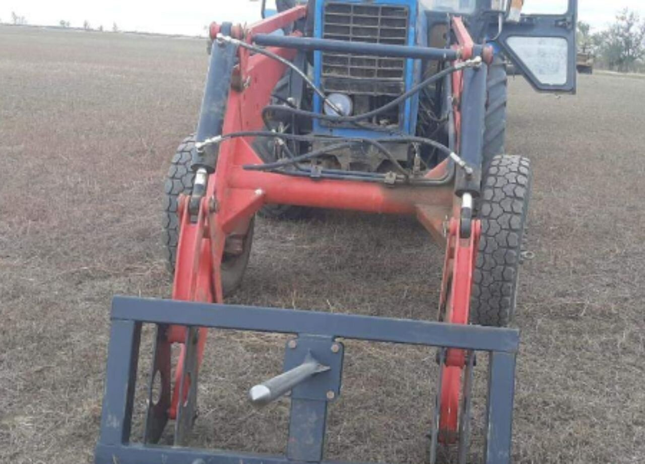 Magnus ПКУ 0.9 - Фронтальный погрузчик для трактора: фото 3 Magnus ПКУ 0.9 - Фронтальный погрузчик для трактора: фото 3