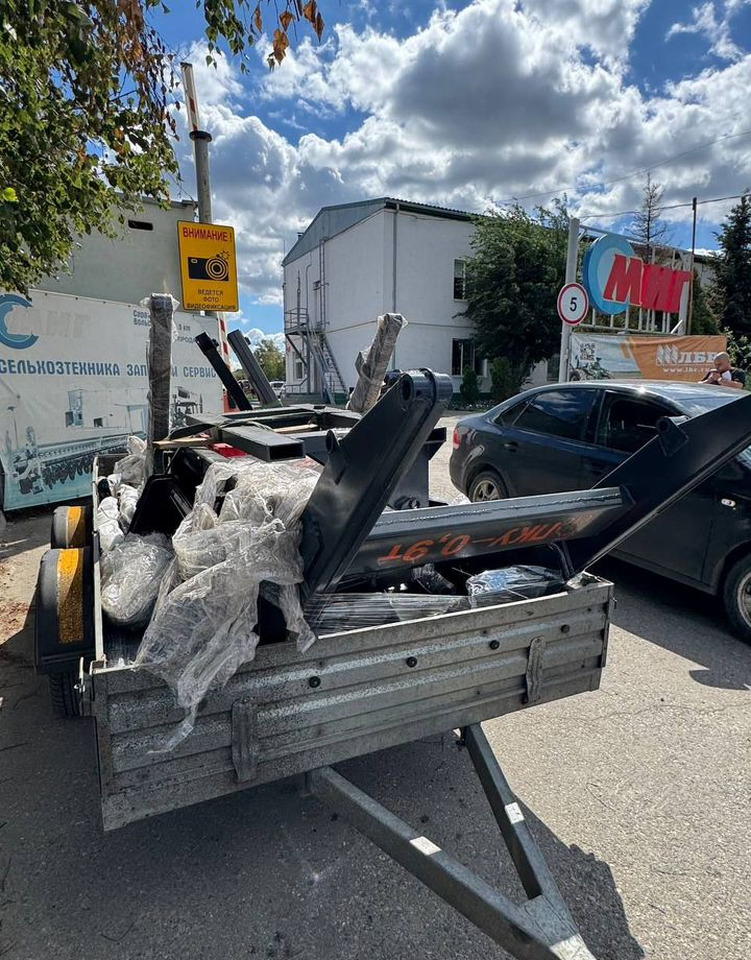 СибТрансСнаб ПКУ-0,9 - Фронтальный погрузчик для трактора: фото 3 СибТрансСнаб ПКУ-0,9 - Фронтальный погрузчик для трактора: фото 3