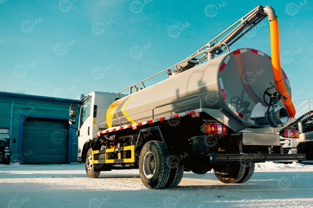 ISUZU ELF Ассенизатор (вакуумная машина) на шасси ISUZU 4x2 EST7 дв 125KW бочка 6м3 насос XD-240 - Ассенизатор, илосос: фото 5 ISUZU ELF Ассенизатор (вакуумная машина) на шасси ISUZU 4x2 EST7 дв 125KW бочка 6м3 насос XD-240 - Ассенизатор, илосос: фото 5
