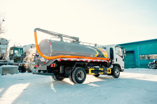 ISUZU ELF Ассенизатор (вакуумная машина) на шасси ISUZU 4x2 EST7 дв 125KW бочка 6м3 насос XD-240 - Ассенизатор, илосос: фото 3 ISUZU ELF Ассенизатор (вакуумная машина) на шасси ISUZU 4x2 EST7 дв 125KW бочка 6м3 насос XD-240 - Ассенизатор, илосос: фото 3