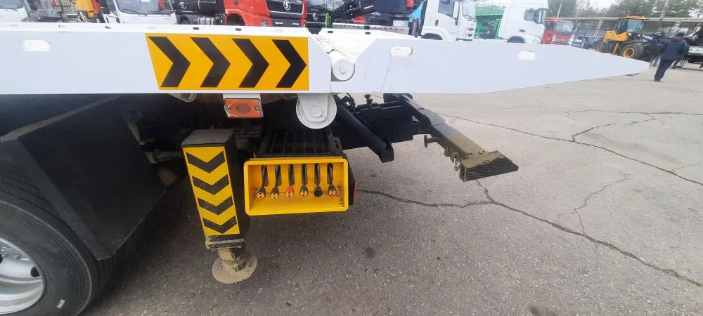 ISUZU Эвакуатор на шасси ISUZU 4x4 дв 139kw кабина со спальником, КМУ XCMG SQS125-4 гп 5т, сдвижная платформа, лебедка, корзина, задние аутригеры, бриль, радиостанция, сигнальный маяк на крыше кабины. - Эвакуатор: фото 2 ISUZU Эвакуатор на шасси ISUZU 4x4 дв 139kw кабина со спальником, КМУ XCMG SQS125-4 гп 5т, сдвижная платформа, лебедка, корзина, задние аутригеры, бриль, радиостанция, сигнальный маяк на крыше кабины. - Эвакуатор: фото 2