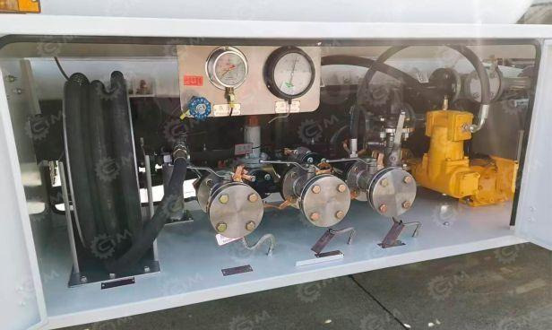 Isuzu 700P - Грузовик с цистерной: фото 2 Isuzu 700P - Грузовик с цистерной: фото 2