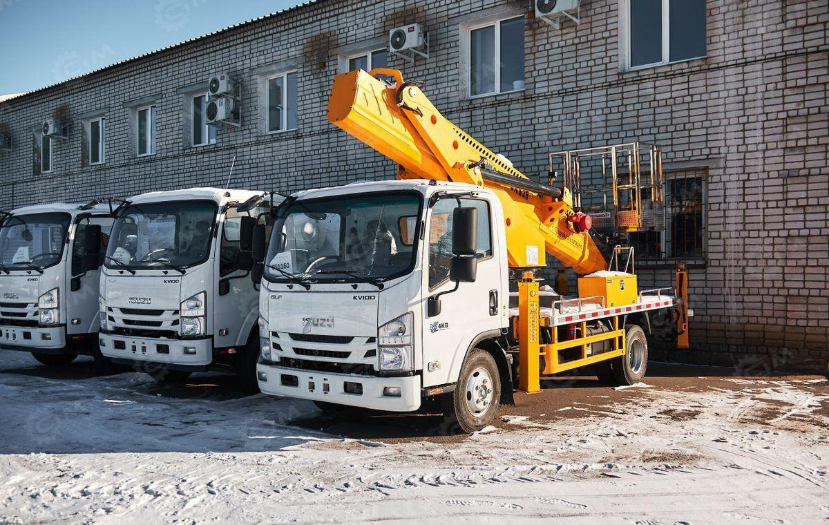 Isuzu Elf - Грузовик с подъемником: фото 3 Isuzu Elf - Грузовик с подъемником: фото 3