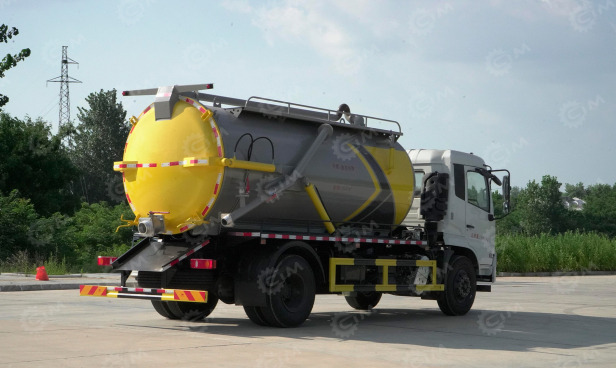 Ассенизатор (вакуумная машина) на шасси ISUZU 4x2 дв 139kw бочка 8м3 насос XD-300 всасывающий ш - Ассенизатор: фото 1 Ассенизатор (вакуумная машина) на шасси ISUZU 4x2 дв 139kw бочка 8м3 насос XD-300 всасывающий ш - Ассенизатор: фото 1