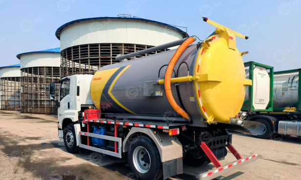 Ассенизатор (вакуумная машина) на шасси ISUZU 4x2 дв 139kw бочка 8м3 насос XD-360 всасывающий ш - Ассенизатор, илосос: фото 1 Ассенизатор (вакуумная машина) на шасси ISUZU 4x2 дв 139kw бочка 8м3 насос XD-360 всасывающий ш - Ассенизатор, илосос: фото 1