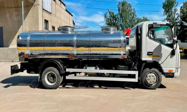 Автоцистерна на шасси ISUZU 4х2 дв 139kw цистерна оцинкованная 5м3 2 отсека 2 горловины - Грузовик-цистерна: фото 1 Автоцистерна на шасси ISUZU 4х2 дв 139kw цистерна оцинкованная 5м3 2 отсека 2 горловины - Грузовик-цистерна: фото 1