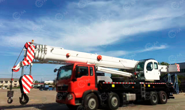 Автокран на шасси ISUZU 8x4 дв 338kw крановая установка QY50 гп 50т, стрела 42,5м + гусёк 18,5 - Мобильный кран: фото 1 Автокран на шасси ISUZU 8x4 дв 338kw крановая установка QY50 гп 50т, стрела 42,5м + гусёк 18,5 - Мобильный кран: фото 1