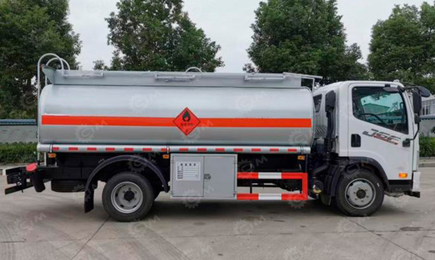 Бензовоз на шасси ISUZU 4х2, дв 139kw, бочка 10м3 (3 секции : 3м3/4м3/3м3) - Грузовик-цистерна: фото 1 Бензовоз на шасси ISUZU 4х2, дв 139kw, бочка 10м3 (3 секции : 3м3/4м3/3м3) - Грузовик-цистерна: фото 1