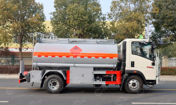 Бензовоз на шасси ISUZU 4х2 дв 139kw бочка 3м3 установка для заправки - Грузовик с цистерной: фото 1 Бензовоз на шасси ISUZU 4х2 дв 139kw бочка 3м3 установка для заправки - Грузовик с цистерной: фото 1