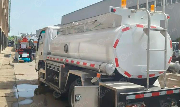 Бензовоз на шасси ISUZU 4х2 дв 139kw со спальником бочка 6м3 с системой заправки - Грузовик-цистерна: фото 1 Бензовоз на шасси ISUZU 4х2 дв 139kw со спальником бочка 6м3 с системой заправки - Грузовик-цистерна: фото 1