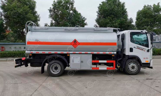 Бензовоз на шасси ISUZU 4х2 дв 177kw GIGA со спальником бочка 8м3 с системой заправки (насос, ш - Грузовик-цистерна: фото 1 Бензовоз на шасси ISUZU 4х2 дв 177kw GIGA со спальником бочка 8м3 с системой заправки (насос, ш - Грузовик-цистерна: фото 1