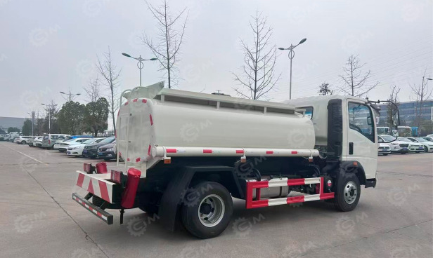 Бензовоз на шасси ISUZU 4х2 дв 96Kw бочка 3м3 с системой заправки шланг пистолет - Грузовик с цистерной: фото 1 Бензовоз на шасси ISUZU 4х2 дв 96Kw бочка 3м3 с системой заправки шланг пистолет - Грузовик с цистерной: фото 1