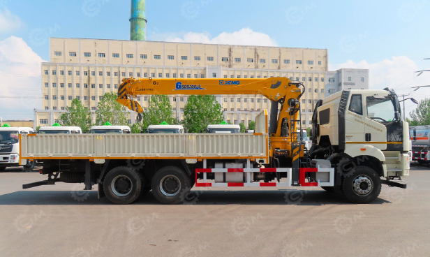 Бортовой грузовик FAW 6x4 дв 309kw гп 17т с кму XCMG SQS300-5 гп 12 тонн 5 секций длина стрелы - Грузовик бортовой/ Платформа: фото 1 Бортовой грузовик FAW 6x4 дв 309kw гп 17т с кму XCMG SQS300-5 гп 12 тонн 5 секций длина стрелы - Грузовик бортовой/ Платформа: фото 1