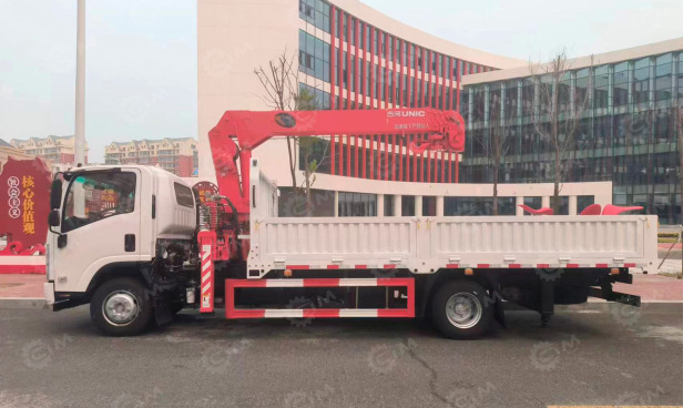 Бортовой грузовик ISUZU 4x2 дв 151kw гп 8 тонн с КМУ UNIC URV505 гп 5т, 5 секции, cтрела 13,14м - Бортовой грузовик/ Платформа: фото 1 Бортовой грузовик ISUZU 4x2 дв 151kw гп 8 тонн с КМУ UNIC URV505 гп 5т, 5 секции, cтрела 13,14м - Бортовой грузовик/ Платформа: фото 1