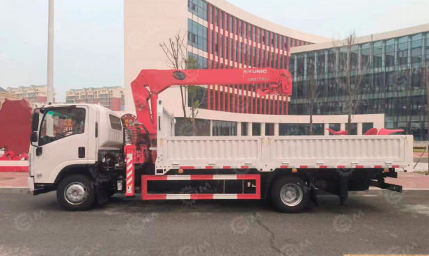 Бортовой грузовик ISUZU 4x2 дв 151kw с КМУ UNIC URV505 гп 5т, 5 секции, cтрела 13,14м кузов 560 - Грузовик бортовой/ Платформа: фото 1 Бортовой грузовик ISUZU 4x2 дв 151kw с КМУ UNIC URV505 гп 5т, 5 секции, cтрела 13,14м кузов 560 - Грузовик бортовой/ Платформа: фото 1