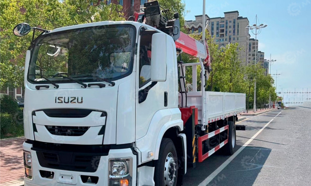 Бортовой грузовик/ Платформа Бортовой грузовик ISUZU 4x2 дв 177kw гп 10 тонн c кму UNIC URV505 гп 5т 5 секций стрела 13,14м: фото 1