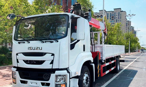 Бортовой грузовик ISUZU 4x2 дв 177kw гп 10 тонн c кму UNIC URV505 гп 5т 5 секций стрела 13,14м - Грузовик бортовой/ Платформа: фото 1 Бортовой грузовик ISUZU 4x2 дв 177kw гп 10 тонн c кму UNIC URV505 гп 5т 5 секций стрела 13,14м - Грузовик бортовой/ Платформа: фото 1