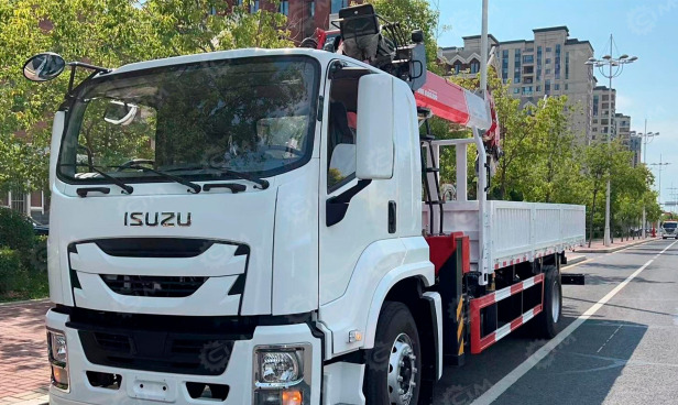 Бортовой грузовик ISUZU 4x2 дв 221kw гп 7 тонн c кму CHANG XING SQS250-6 гп 10 тонн стрела 20м - Грузовик бортовой/ Платформа: фото 1 Бортовой грузовик ISUZU 4x2 дв 221kw гп 7 тонн c кму CHANG XING SQS250-6 гп 10 тонн стрела 20м - Грузовик бортовой/ Платформа: фото 1