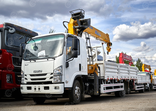 Бортовой грузовик ISUZU 4x2 г/п 6т дв 139кВт c КМУ XCMG SQS157 г/п 6,3т 4 секции 12.8м - Грузовик бортовой/ Платформа: фото 1 Бортовой грузовик ISUZU 4x2 г/п 6т дв 139кВт c КМУ XCMG SQS157 г/п 6,3т 4 секции 12.8м - Грузовик бортовой/ Платформа: фото 1