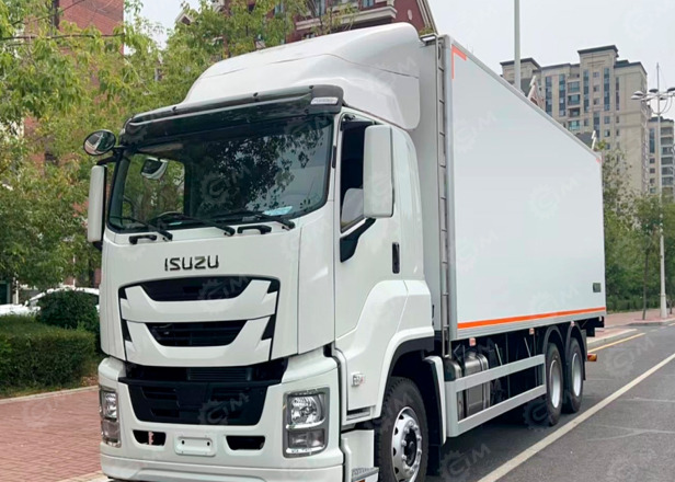 Фургон изотермический на шасси ISUZU 6x4 дв 221 kw (фургон 6800х2420х2500) 40м3 - Изотермический грузовик: фото 1 Фургон изотермический на шасси ISUZU 6x4 дв 221 kw (фургон 6800х2420х2500) 40м3 - Изотермический грузовик: фото 1