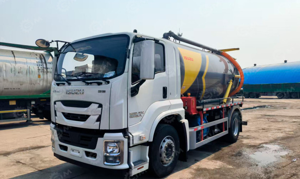 Илосос на шасси ISUZU 4x2 дв 151KW бочка 10м3 с двумя насосами XD-420м3ч (работают одновременно - Ассенизатор, илосос: фото 1 Илосос на шасси ISUZU 4x2 дв 151KW бочка 10м3 с двумя насосами XD-420м3ч (работают одновременно - Ассенизатор, илосос: фото 1