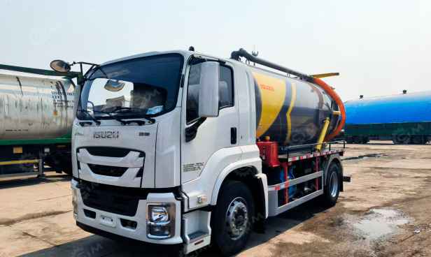 Илосос на шасси ISUZU 4x4 дв 151kw объем бочки 4м3 насос SK-20 подогрев бочки - Ассенизатор: фото 1 Илосос на шасси ISUZU 4x4 дв 151kw объем бочки 4м3 насос SK-20 подогрев бочки - Ассенизатор: фото 1