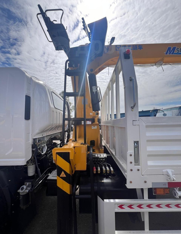 Новый Бортовой грузовик/ Платформа, Автоманипулятор Isuzu 700P: фото 11