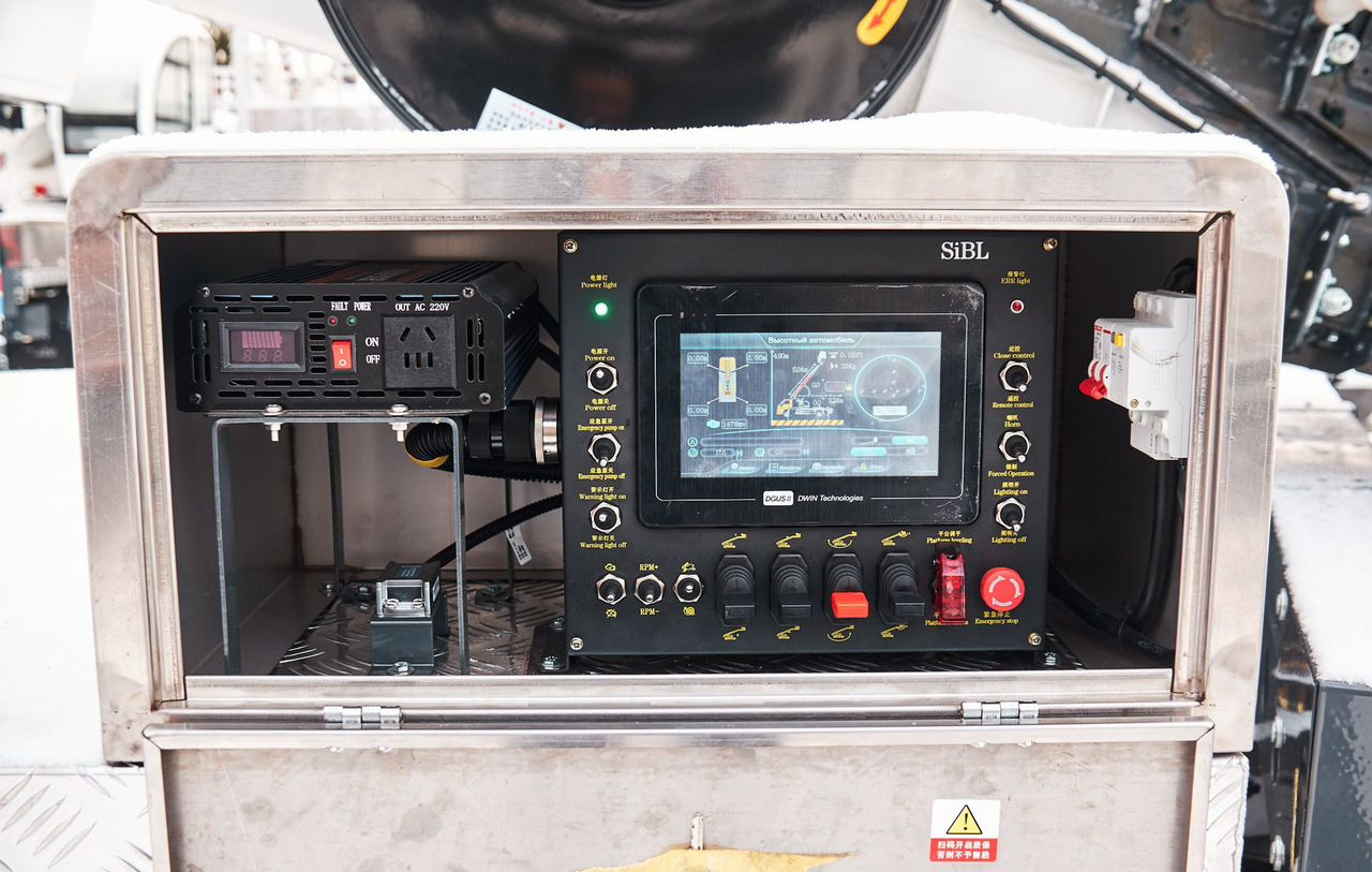 Isuzu Elf - Грузовик с подъемником: фото 4 Isuzu Elf - Грузовик с подъемником: фото 4