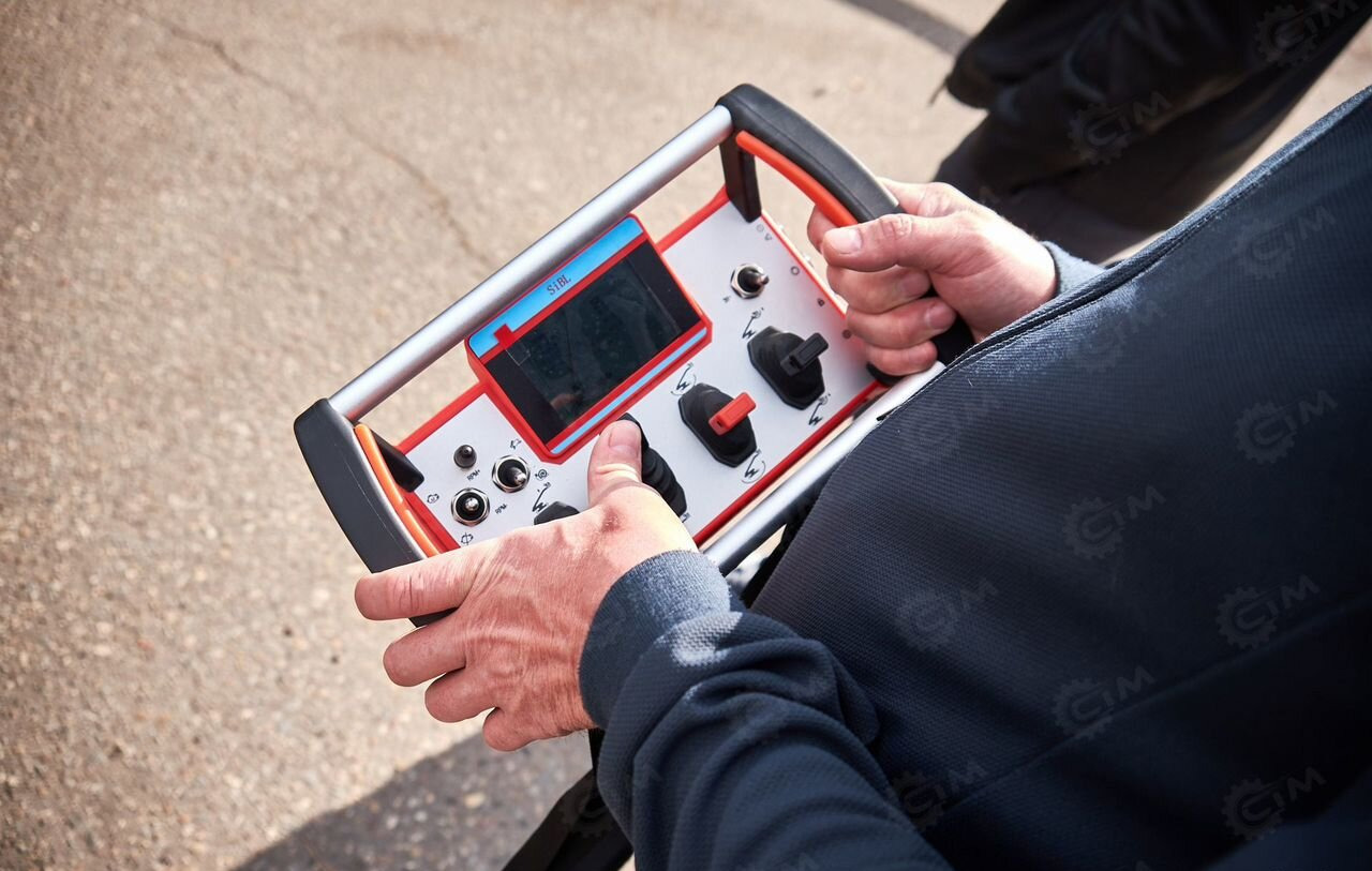 Isuzu Elf - Грузовик с подъемником: фото 2 Isuzu Elf - Грузовик с подъемником: фото 2