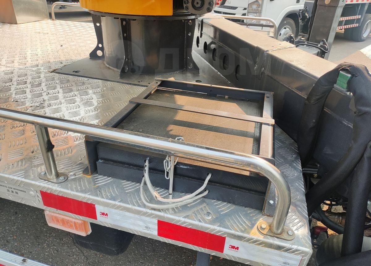 Isuzu Elf - Грузовик с подъемником: фото 4 Isuzu Elf - Грузовик с подъемником: фото 4