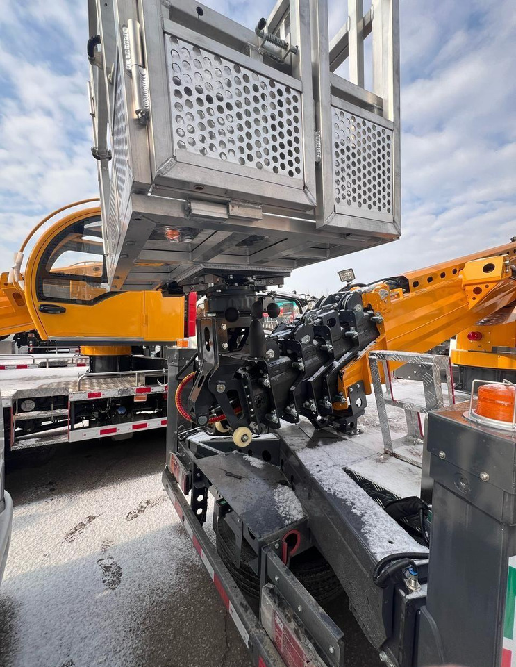 Isuzu Elf - Грузовик с подъемником: фото 5 Isuzu Elf - Грузовик с подъемником: фото 5