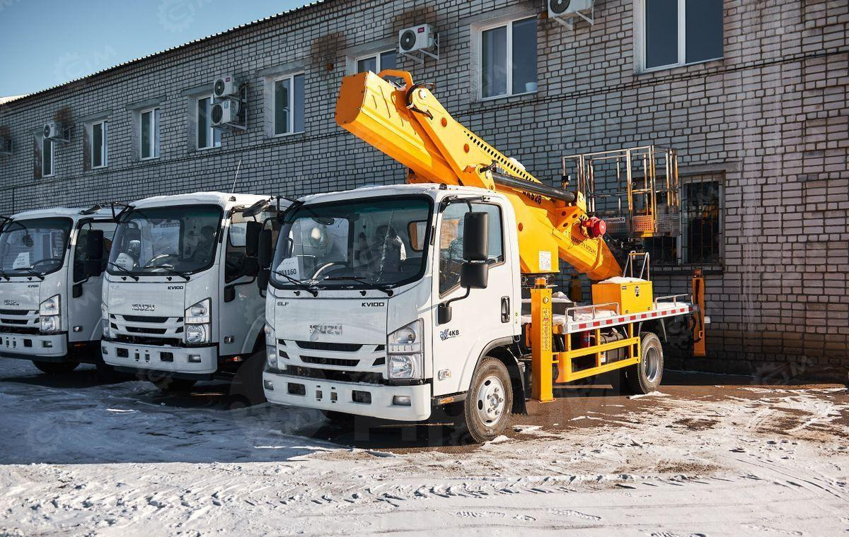 Isuzu Elf - Грузовик с подъемником: фото 3 Isuzu Elf - Грузовик с подъемником: фото 3